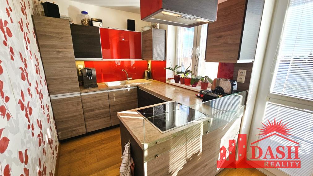 REZERVOVANÉ -Na predaj 3-izbový byt s balkónom, lodžiou, klimatizáciou a parkovaním – Trenčín, Bavlnárska