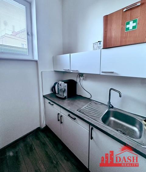 Na prenájom kancelársky priestor 60 m2 s parkovaním, Trenčín, ul. M. R. Štefánika