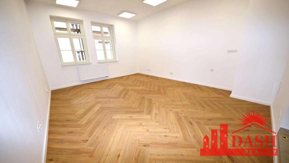 Na prenájom kancelária, komerčný priestor v centre, Trenčín, 38 m2, Mierové námestie