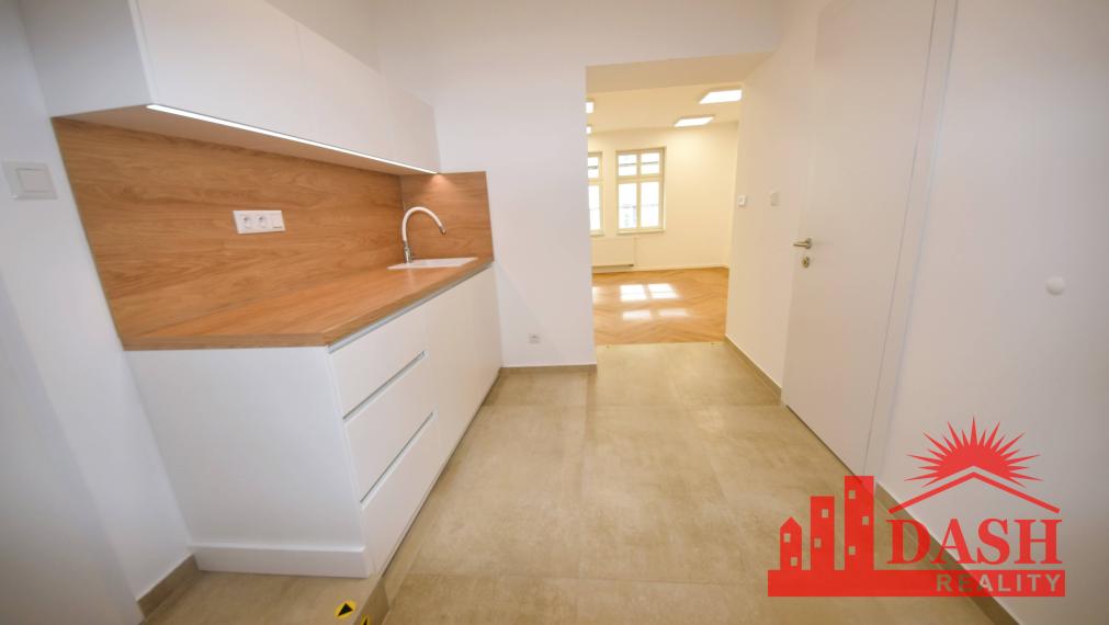 Na prenájom kancelária, komerčný priestor v centre, Trenčín, 38 m2, Mierové námestie