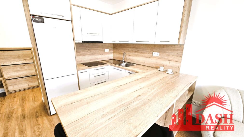 Na prenájom 2 izbový byt s balkónom a park. miestom, Trenčín, Rulandská