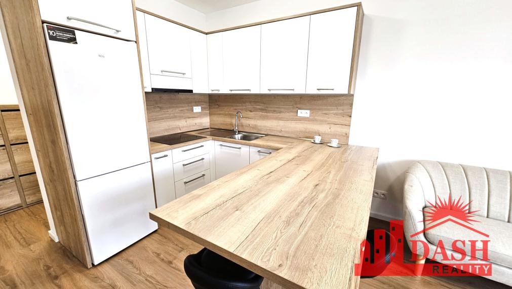 Na prenájom 2 izbový byt s balkónom a park. miestom, Trenčín, Rulandská