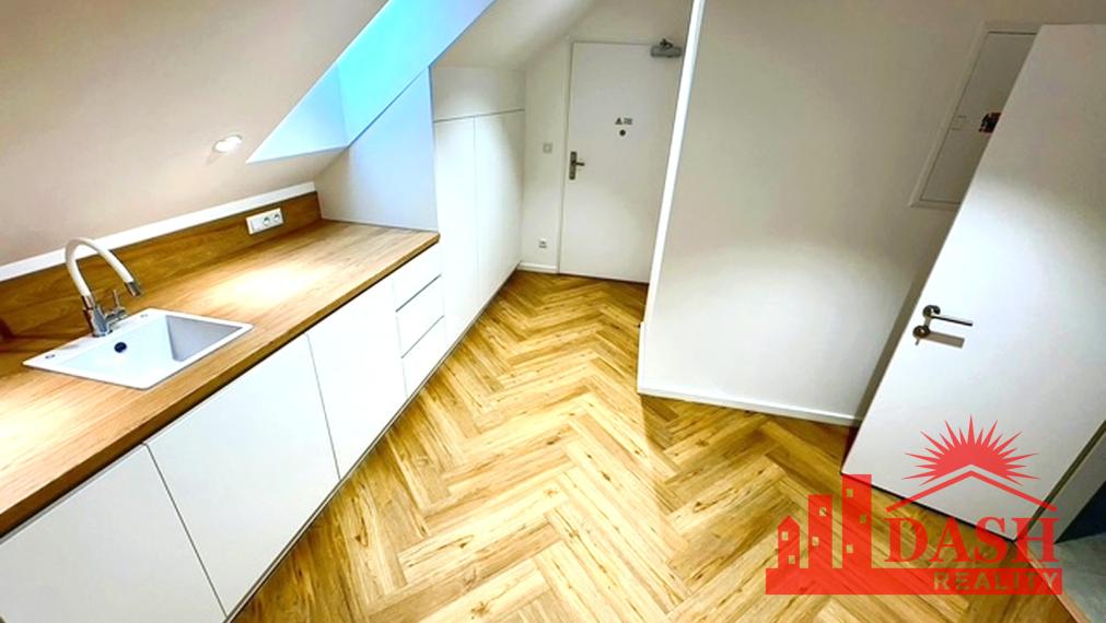 Na prenájom kancelária, komerčný priestor v centre, Trenčín, 79 m2, Mierové námestie