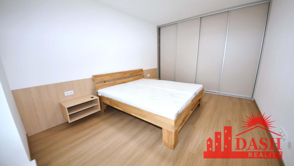 Na prenájom 2 izbový byt s balkónom a park. miestom, Trenčín, Kožušnícka