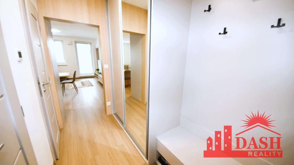 Na prenájom 2 izbový byt s balkónom a park. miestom, Trenčín, Kožušnícka