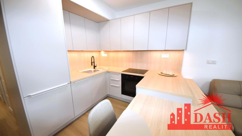 Na prenájom 2 izbový byt s balkónom a park. miestom, Trenčín, Kožušnícka