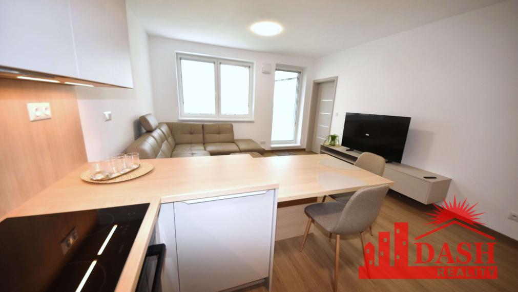 Na prenájom 2 izbový byt s balkónom a park. miestom, Trenčín, Kožušnícka