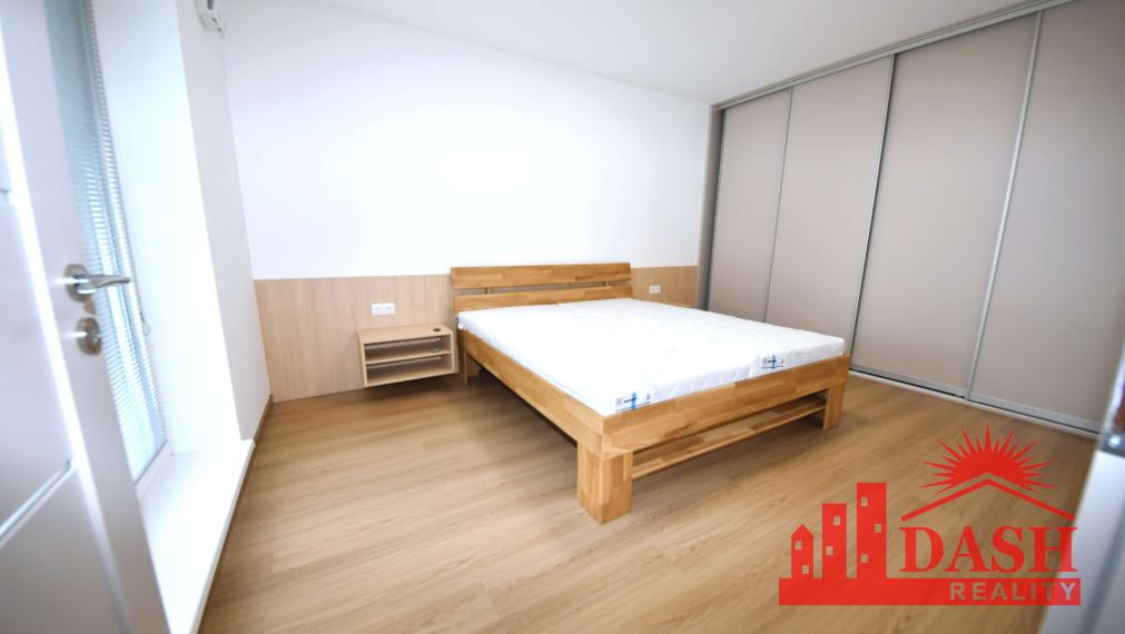 Na prenájom 2 izbový byt s balkónom a park. miestom, Trenčín, Kožušnícka