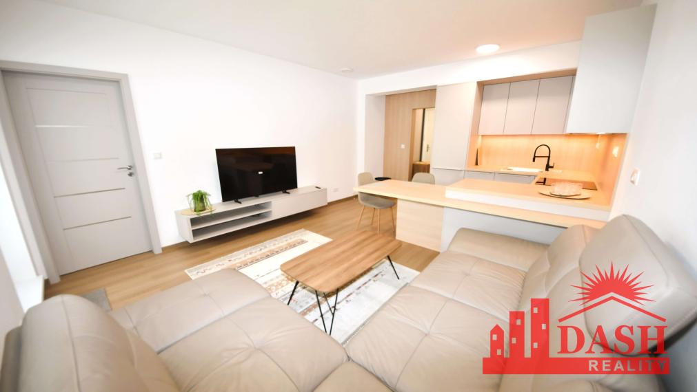 Na prenájom 2 izbový byt s balkónom a park. miestom, Trenčín, Kožušnícka