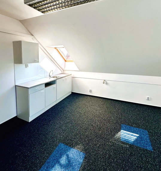 Na prenájom kancelársky priestor blízko centra mesta, 65 m2, Trenčín, ul. Piaristická