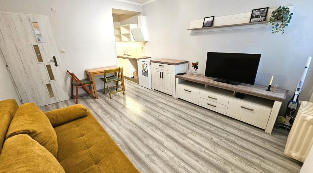 Na prenájom zariadený 2 izbový byt v centre, Trenčín, ul. 28. októbra