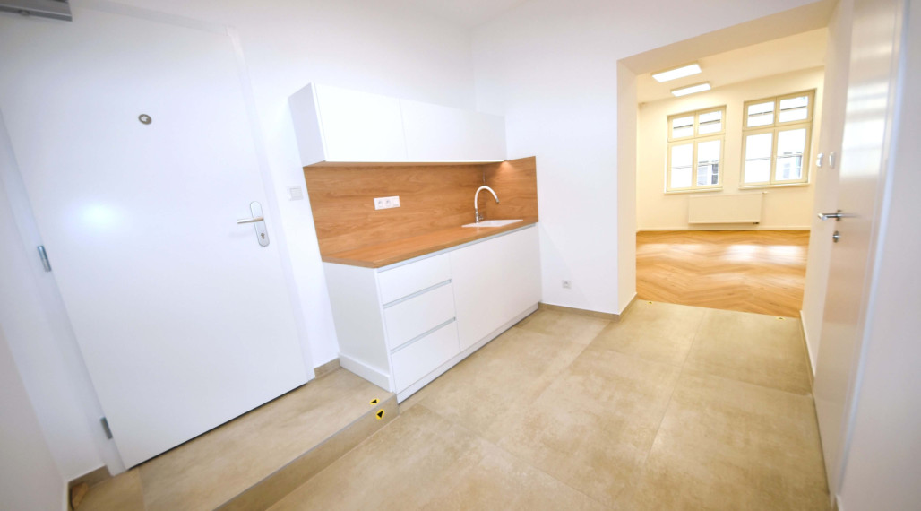 Na prenájom kancelária, komerčný priestor v centre, Trenčín, 38 m2, Mierové námestie