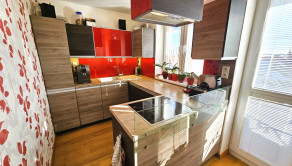 Na predaj 3-izbový byt s balkónom, lodžiou, klimatizáciou a parkovaním – Trenčín, Bavlnárska