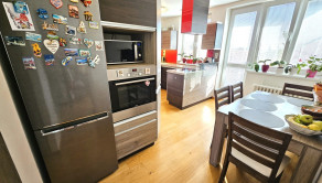 Na predaj 3-izbový byt s balkónom, lodžiou, klimatizáciou a parkovaním – Trenčín, Bavlnárska