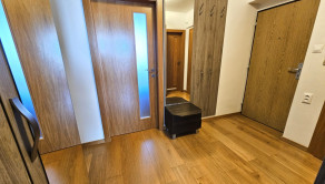 Na predaj 3-izbový byt s balkónom, lodžiou, klimatizáciou a parkovaním – Trenčín, Bavlnárska