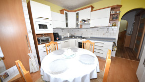 Na predaj veľký 3 izbový byt s lodžiou, 77 m2, Trenčín, Halalovka