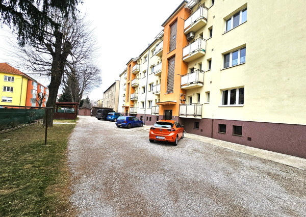 PREDANÉ - Na predaj tehlový 3 izbový byt s parkovaním, Trenčín, Sihoť 1, ul. Hodžova