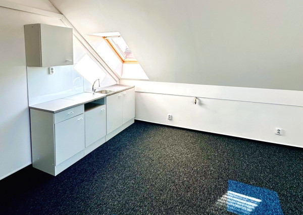 Na prenájom kancelársky priestor blízko centra mesta, 65 m2, Trenčín, ul. Piaristická