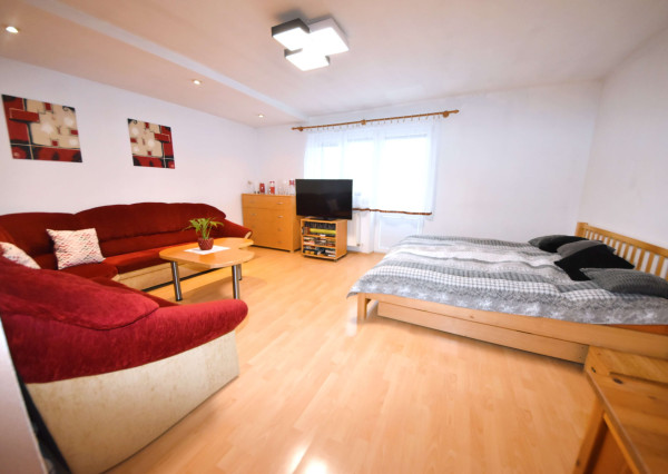 Na predaj veľký 2 izbový byt s garážou a záhradou, Dubnica nad Váhom