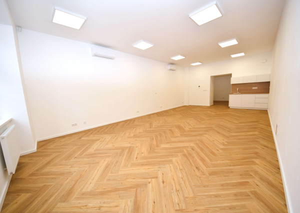 Na prenájom kancelária, komerčný priestor v centre, Trenčín, 65 m2, Mierové námestie