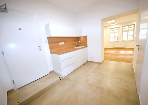 Na prenájom kancelária, komerčný priestor v centre, Trenčín, 38 m2, Mierové námestie