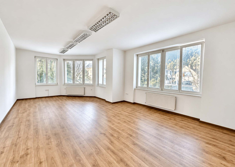 For rent office space 60 m2 with parking, Trenčín, M. R. Štefánika Street - Na prenájom | kancelársky priestor 60 m2 | Trenčín, ul. M. R. Štefánika