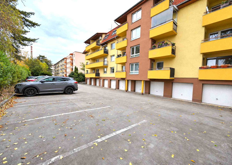 Na predaj | 2 izbový byt s parkovaním | tehla | Trenčín | 74 m2 - Na predaj | 2 izbový byt s parkovaním | tehla | Trenčín | 74 m2